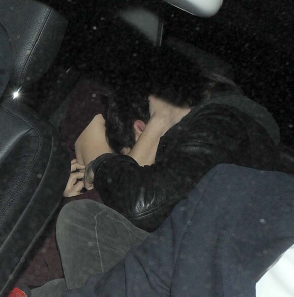 Keira Knightley et James Righton se font un petit câlin dans leur voiture à Londres, le 31 janvier 2012.