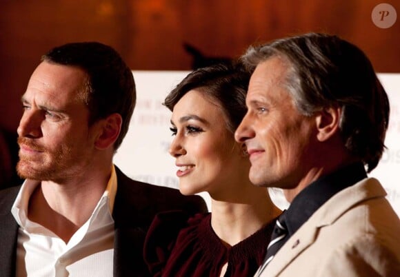 Keira Knightey entourée de Michael Fassbender et Viggo Mortensen à l'avant-première du film A dangerous method, à Londres, le 31 janvier 2012.
