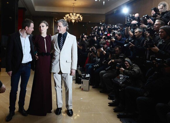 Devant une nuée de photographes, Keira Knightey entourée de Michael Fassbender et Viggo Mortensen à l'avant-première du film A dangerous method, à Londres, le 31 janvier 2012.