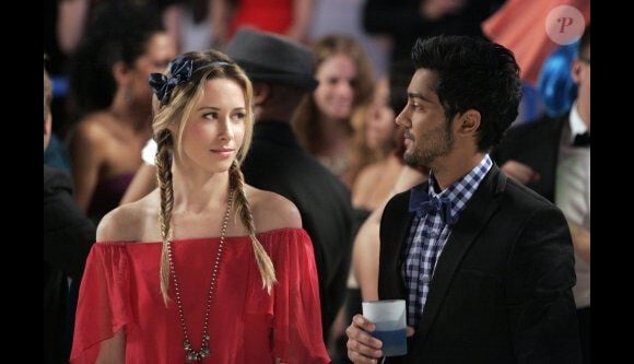 Gillian Zinser et Manish Dayal incarnent le couple Ivy et Raj dans 90210, 2011.