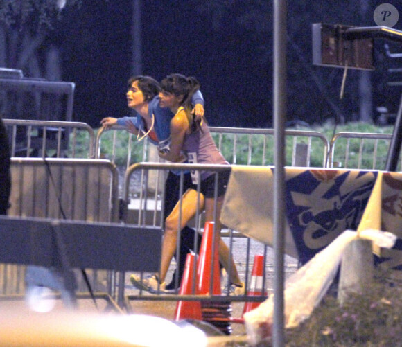 Zooey Deschanel, épuisée, durant un marathon sur le tournage de la série New Girl le 1er février 2012 à Los Angeles