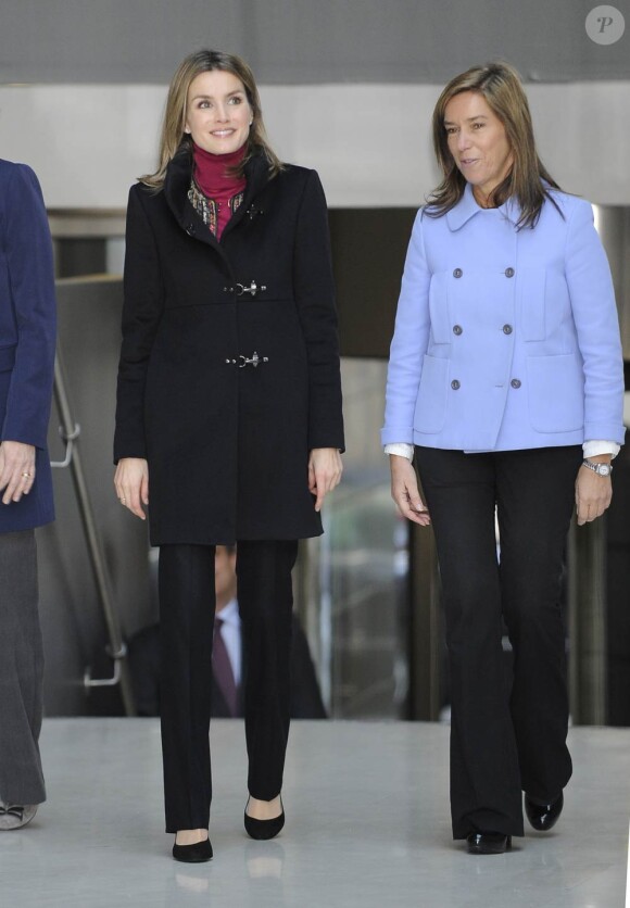 La princesse Letizia, avec la ministre de la Santé Ana Mato, inaugurait le 2 février 2012 le Forum contre le cancer "Pour une approche globale", à Madrid, dans les locaux du cabinet Garrigues, à 48 heures de la Journée mondiale contre le cancer.