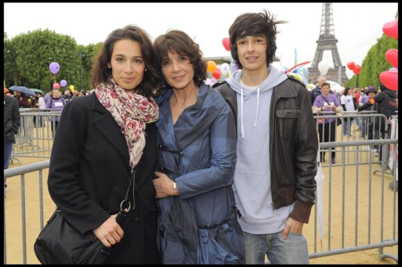 Stéphanie, Marie, et Alexi Fugain en mai 2009 à Paris