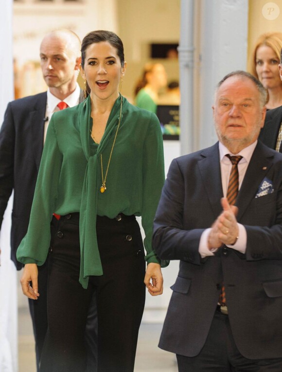 La princesse Mary visitait le Salon international de la mode de Copenhague, dont elle est la marraine, le 3 février 2012 au Bella Center.