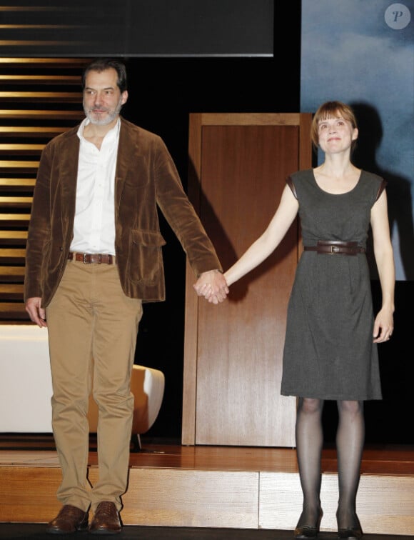 Samuel Labarthe et Isabelle Carré lors de la représentation au profit de l'Institut du cerveau et de la moelle épinière de la pièce Pensées secrètes à Paris le 2 février 2012