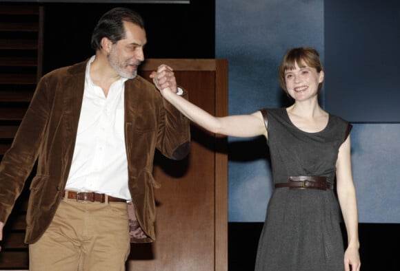 Samuel Labarthe et Isabelle Carré lors de la représentation au profit de l'Institut du cerveau et de la moelle épinière de la pièce Pensées secrètes à Paris le 2 février 2012