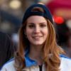 Lana Del Rey souriante dans les rues de New York semble avoir oublié son passage à Paris à New York le 3 février 2012. 
