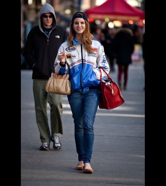 Lana Del Rey souriante dans les rues de New York semble avoir oublié son passage à Paris à New York le 3 février 2012. 