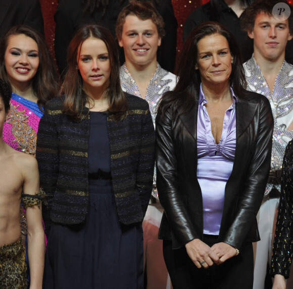 Pauline Ducruet, présidente du jury, aux côtés de sa mère Stéphanie de Monaco, lors du premier festival New Generation dédié aux jeunes talents du cirque à Monte-Carlo le 4 février 2012