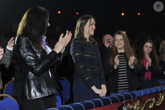 Pauline Ducruet, entourée de sa mère Stéphanie de Monaco et de sa soeur Camille lors du premier festival New Generation dédié aux jeunes talents du cirque à Monte-Carlo le 4 février 2012