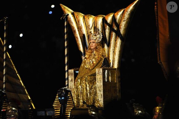 Madonna sur la scène du halftime show du Super Bowl, à Indianapolis, le 5 février 2012.