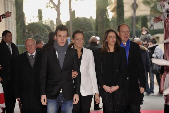 Une arrivée en famille au chapiteau Fontvieille, vers 15 heures le 5 février 2012 : Louis Ducruet et le prince Albert se sont joints à la princesse Stéphanie et Pauline.
La première édition du festival New Generation, placé sous la présidence de SAS la princesse Stéphanie de Monaco et dont le jury était présidé par Pauline Ducruet, s'est achevée en fanfare dimanche 5 février 2012, avec la remise de prix sous le chapiteau Fontvieille de Monte-Carlo.