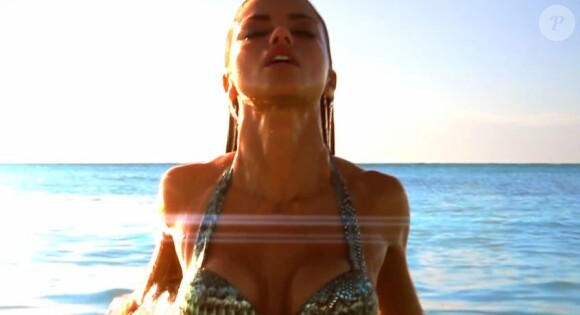 Adriana Lima, une sirène délicieuse pour Victoria's Secret et la collection Swim 2012.