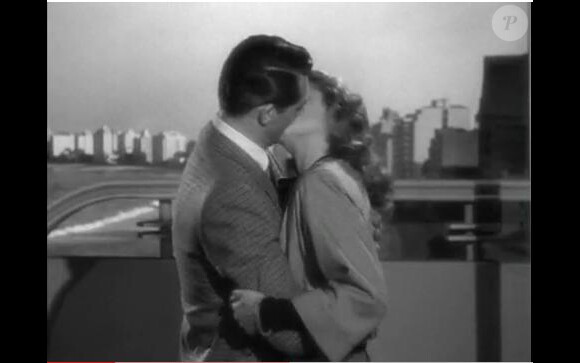 Les plus beaux baisers du cinéma
Grâce à des baisers de 3 secondes (longueur réglementaire en 1946) espacés par des dialogues, Alfred Hitchcock offre avec "Les Enchainés" un baiser de 3 minutes entre Ingrid Bergman et Cary Grant