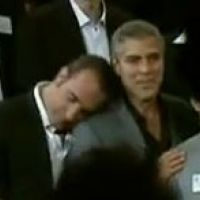 Jean Dujardin : La tête dans les étoiles... et sur l'épaule de George Clooney !
