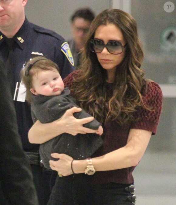 Hyper lookées : Victoria Beckham et Harper à leur arrivée à l'aéroport de New York, le 7 février 2012.