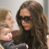 Victoria Beckham et Harper, 7 mois dans deux jours, à leur arrivée à l'aéroport de New York, le 7 février 2012.