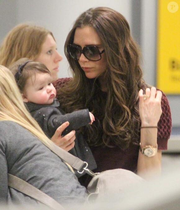 Victoria Beckham et Harper, 7 mois dans deux jours, à leur arrivée à l'aéroport de New York, le 7 février 2012.
