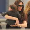 Victoria Beckham et Harper à leur arrivée à l'aéroport de New York, le 7 février 2012.