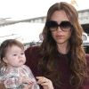 Victoria Beckham et sa fille Harper à l'aéroport de Los Angeles, le 7 février 2012. Direction New York !