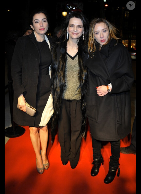 Aure Atika, Sylvie Testud et Juliette Binoche à l'avant-première de La Vie d'une autre, à Paris le 7 février 2012.