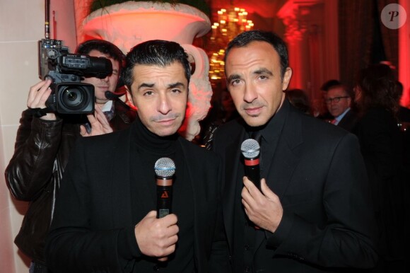 Ariel Wizman et Nikos Aliagas lors du 25e anniversaire de TV Magazine le 8 févrir 2012 au Plaza Athenée à Paris