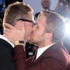 Ryan Gosling embrasse Nicolas Winding Refn alors que Drive vient de recevoir le prix de la mise en scène à Cannes, le 22 mai 2011.