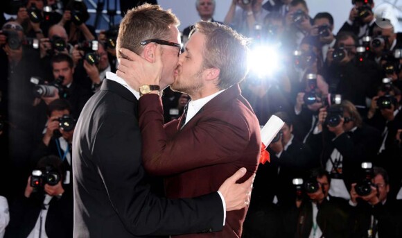 Ryan Gosling embrasse Nicolas Winding Refn alors que Drive vient de recevoir le prix de la mise en scène à Cannes, le 22 mai 2011.