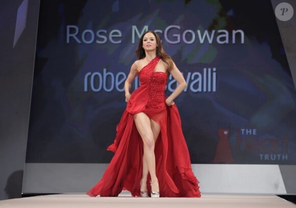 Rose McGowan fait le show et assure dans une robe ultra sexy signée Roberto Cavalli à New York, le 8 février 2012.