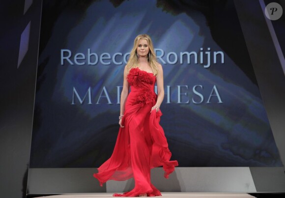 Rebecca Romijn était sublime dans une robe Marchesa pour arpenter le podium du Hammerstein Ballroom à New York, le 8 février 2012.