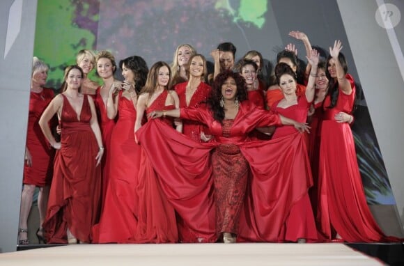Photo finale : tous les mannequins d'un soir prennent la pose après un show exceptionnel à New York, le 8 février 2012.