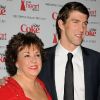 Michael Phelps et sa mère à l'entrée du Hammerstein Ballroom où se déroulait le dixième défilé Red Dress Collection à New York, le 8 février 2012.