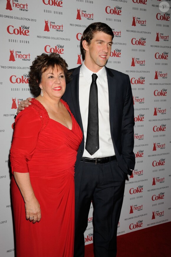 Michael Phelps et sa mère à l'entrée du Hammerstein Ballroom où se déroulait le dixième défilé Red Dress Collection à New York, le 8 février 2012.