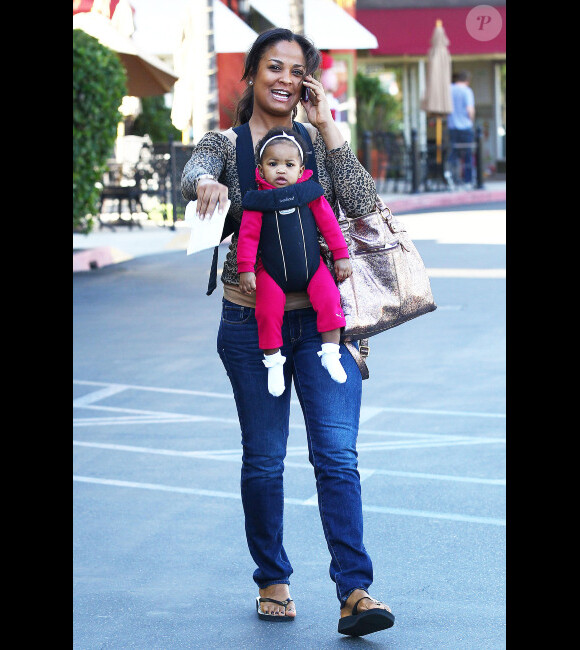 Laila Ali, fille de Mohamed Ali, se promène à Los Angeles en compagnie de sa fille Sydney Conrad, le mercredi 8 février 2012.