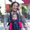 Laila Ali, fille de Mohamed Ali, se promène à Los Angeles en compagnie de sa fille Sydney Conrad, le mercredi 8 février 2012.