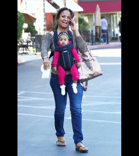 Laila Ali, fille de Mohamed Ali, se promène à Los Angeles en compagnie de sa fille Sydney Conrad, le mercredi 8 février 2012.