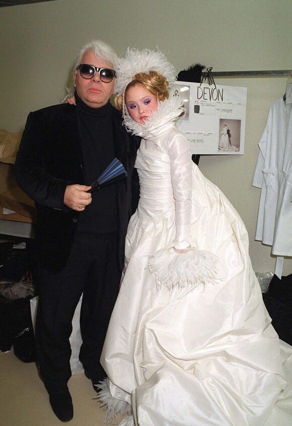 Karl Lagerfeld et Devon Aoki, à Paris, le 18 janvier 2000.