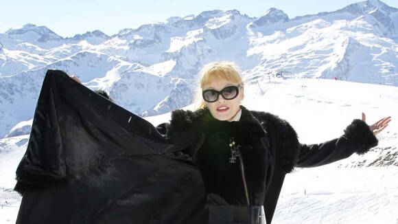 Arielle Dombasle : Une super-héroïne des neiges au festival de Luchon