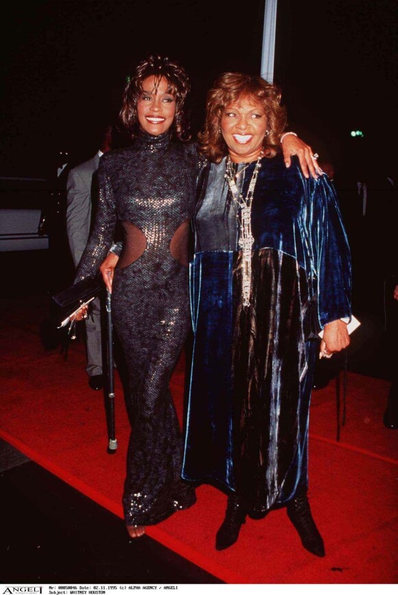 Whitney Houston avec sa mère Cissy, à Los Angeles, le 2 novembre 1995.