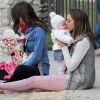 Jessica Alba avec ses adorables filles Haven et Honor, complices, dans un parc de Los Angeles le 12 février 2012