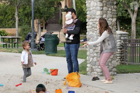 Jessica Alba avec ses adorables filles Haven et Honor, complices, dans un parc de Los Angeles le 12 février 2012