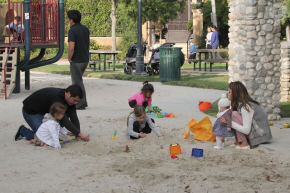 Cash Warren en mode papa poule avec ses adorables filles Haven et Honor dans un parc de Los Angeles. Le 12 février 2012