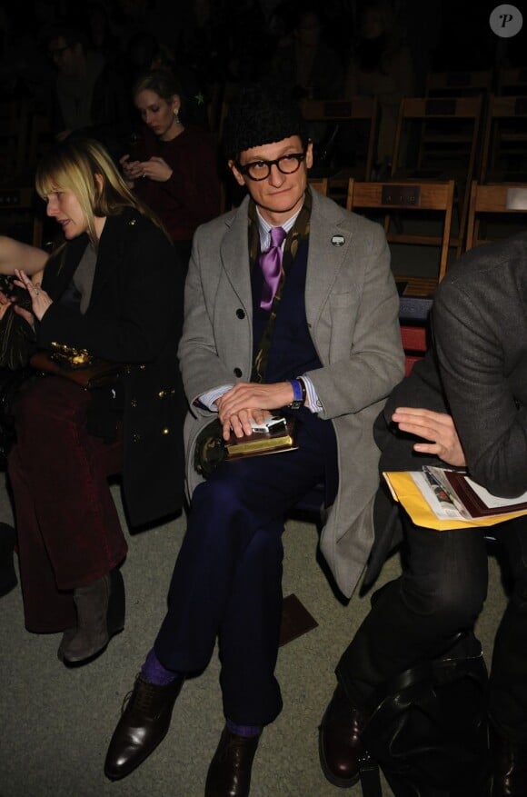 Le célèbre journaliste-rédacteur mode Hamish Bowles au premier rang du défilé Tommy Hilfiger à New York, le 12 février 2012.