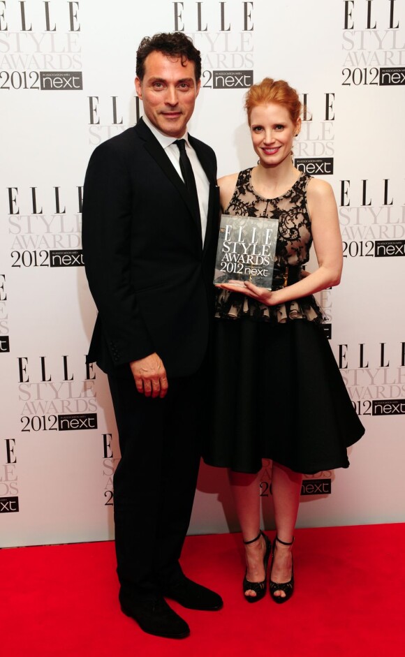 Jessica Chastain a reçu son prix des mains de Rufus Sewell lors des Elle Style Awards 2012 à Londres, le 13 janvier 2012.