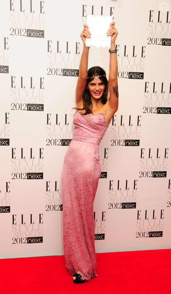 La Brésilienne Isabeli Fontana remportait l'award du Meilleur Mannequin lors des Elle Style Awards 2012, des mains du créateur Roland Mouret. Londres, le 13 février 2012.