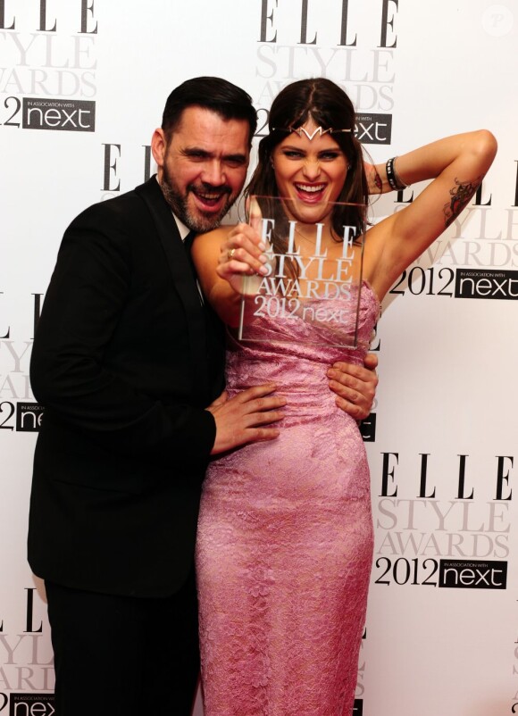 La Brésilienne Isabeli Fontana, félicitée par le créateur Roland Mouret, pose avec son award du Meilleur Mannequin lors des Elle Style Awards 2012. Londres, le 13 février 2012.