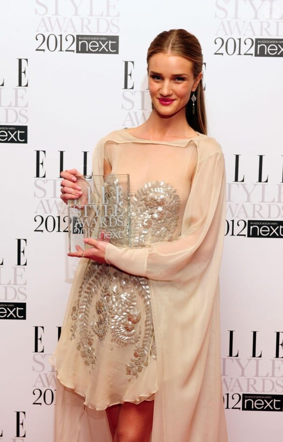 Elle est la Style Icon 2012 : Rosie Huntington-Whiteley, habillée en Antonio Berardi, recevait l'award le plus convoité de la soirée.
