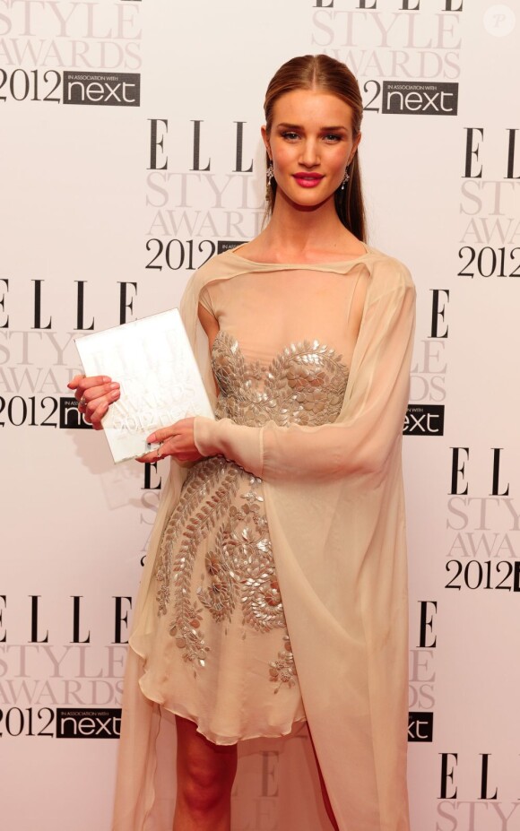 Elle est la Style Icon 2012 : Rosie Huntington-Whiteley, habillée en Antonio Berardi, recevait l'award le plus convoité de la soirée.