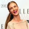 Elle peut sourire ! Rosie Huntington-Whiteley, habillée en Antonio Berardi, recevait l'award le plus convoité de la soirée. Londres, le 13 février 2012.