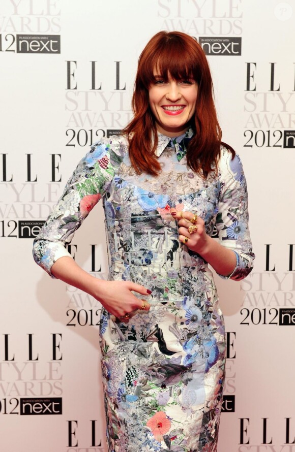 Florence Welch du groupe Florence + The Machine, souriante sur le photocall avec sa plaque de Meilleure Chanteuse.